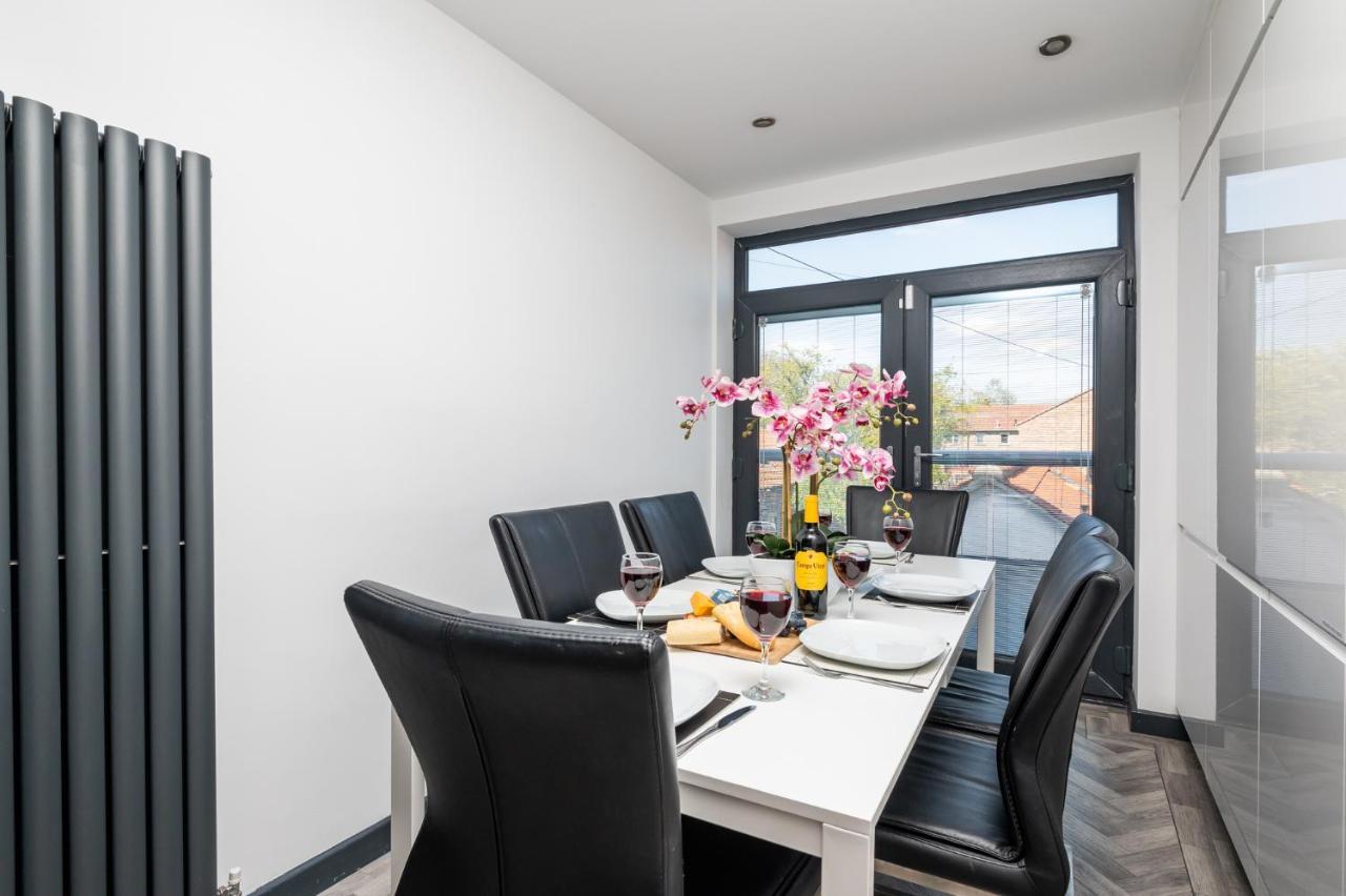 Modern Duplex Apt With 75 Inch Tv I Pass The Keys York Extérieur photo