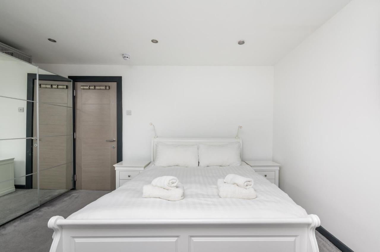 Modern Duplex Apt With 75 Inch Tv I Pass The Keys York Extérieur photo