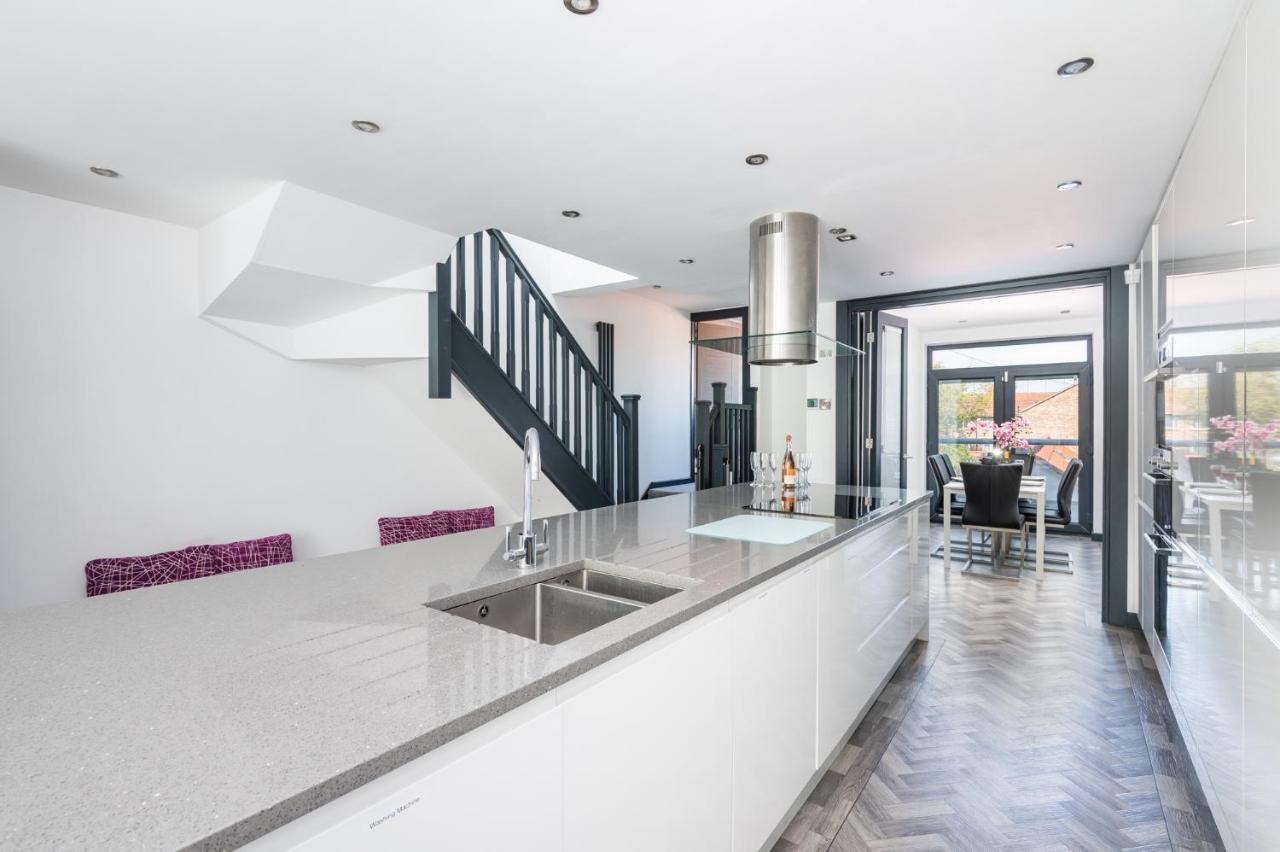 Modern Duplex Apt With 75 Inch Tv I Pass The Keys York Extérieur photo
